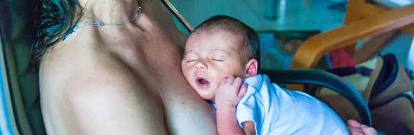 女人与她的新生儿在生命的第一天 幸福与家庭观念 — 图库照片