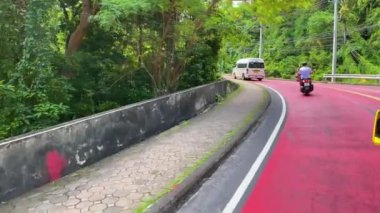 PHUKET, THAILAND - Aralık 2019: Hareket halindeki Tuk Tuk 'tan güzel bir günde şehir trafiği