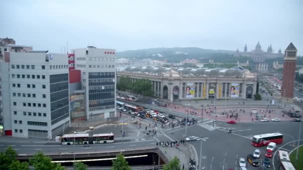 BARCELONA - 11 DE MAYO DE 2018: Vista aérea de la Plaza de España y del tráfico urbano — Vídeos de Stock