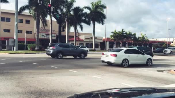 FORT LAUDERDALE, FL - February BRUARY 2016: car traffic along the city oceanfront on a sunny day — 图库视频影像