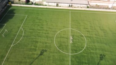 Boş bir futbol sahasının havadan görünüşü. Yukarıdan aşağıya 4K görüntüsü