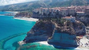 Yaz mevsiminde Calabria kıyı şeridi. Tropea gökyüzü kristal berrak okyanusla kaplı