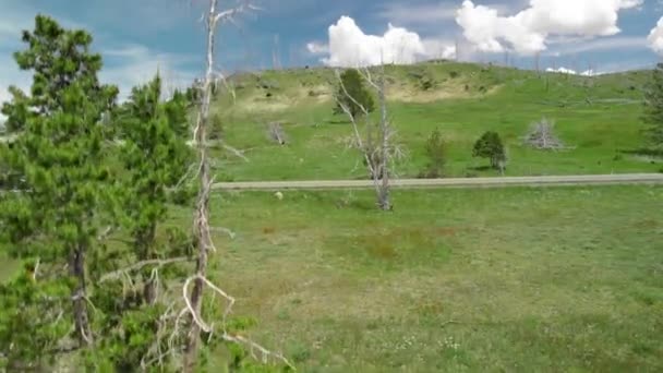 Λόφοι και τα βουνά της Yellowstone Εθνικό πάρκο κοντά στη λίμνη, εναέρια θέα — Αρχείο Βίντεο