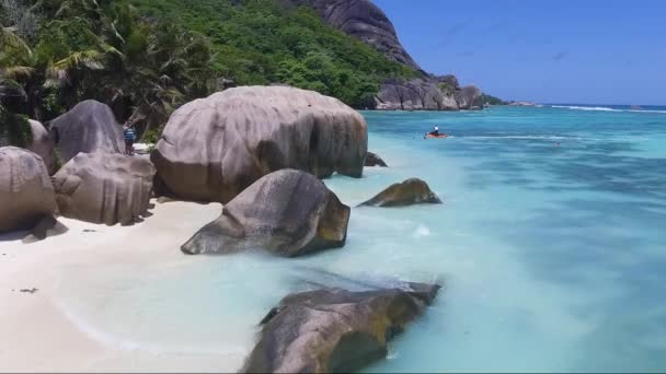 Belle plage des Seychelles à La Digue - Vue aérienne de Anse Source Argent — Video