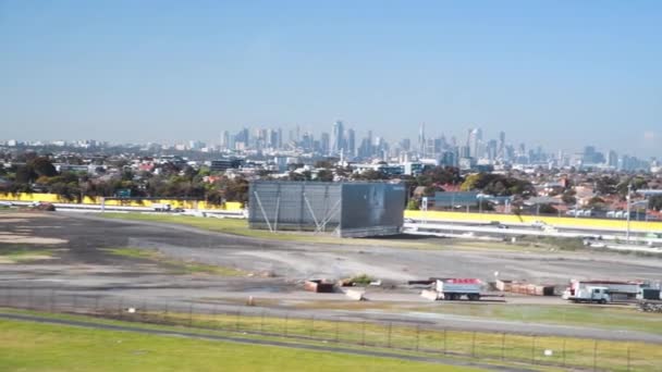 Αεροφωτογραφία του ορίζοντα του Μέρμπορν από ελικόπτερο σε αργή κίνηση, Αυστραλία. Πανόραμα της πόλης σε μια ηλιόλουστη μέρα — Αρχείο Βίντεο