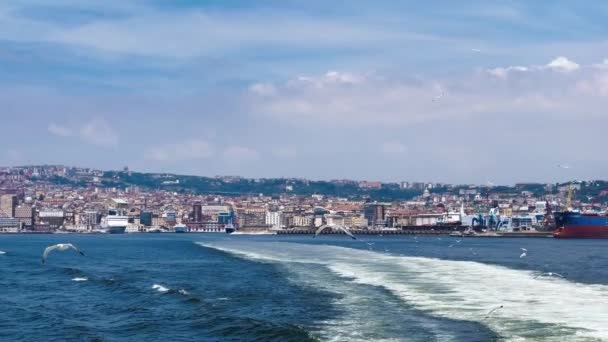 Napoli kıyı şeridi ve şehir manzarası yaz mevsiminde denizde hareket eden bir tekneden. — Stok video