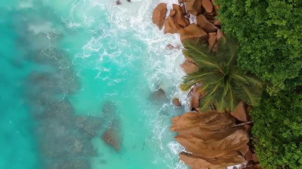 Anse Source Argent, La Digue Дивовижний вигляд з дрона в чудовий сонячний день - Сейшельські острови. — стокове відео