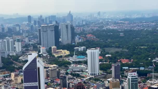 Úžasný letecký pohled na Kuala Lumpur v zamračený den, Malajsie — Stock video