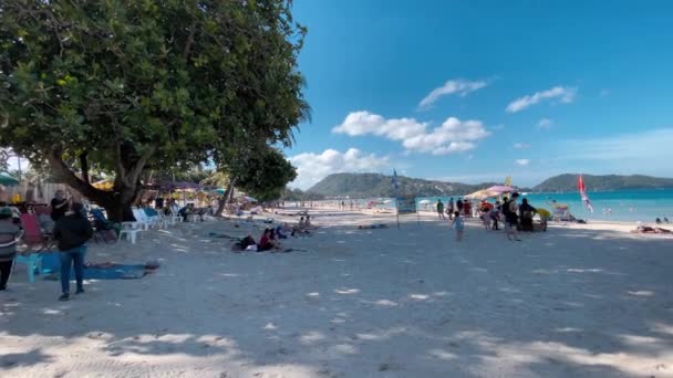 PHUKET, TAILANDIA - DICIEMBRE 2019: Los turistas disfrutan de la famosa playa de Surin en un hermoso día soleado — Vídeos de Stock