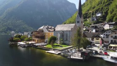 HALLSTATT, AUSTRIA - 3 Eylül 2021 Hallstatt Gölü boyunca hareket eden bir İHA 'dan şehrin gökyüzü görüntüsü