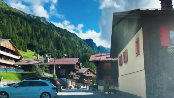 SAPPADA, ITALIA - 15 de agosto de 2021: Camino a través de Sappada Vecchia, casco antiguo de dolomitas — Vídeos de Stock