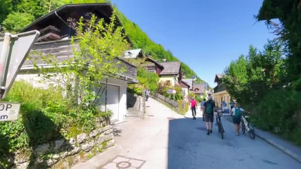 HALLSTATT, AUSTRIA - SEPTEMBER 3, 2021: Tourists enjoy the town streets on a beautiful summer day. — Stock Video