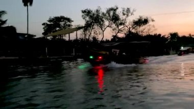 Günbatımında tekneleri olan Amphawa Nehri, Tayland