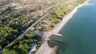 İnsansız hava aracından İtalya 'nın Toskana kıyı şeridine inanılmaz bir hava manzarası.