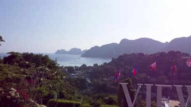 Phi Phi Don 'un güneşli bir günbatımında birinci perdeden görünüşü, Tayland