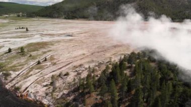 Midway Gayzer Havzası, Firehole Nehri 'nin yanında daha küçük bir havza. Yellowstone 'daki en büyük kaplıca, Büyük Prizmatik Bahar da burada bulunur.