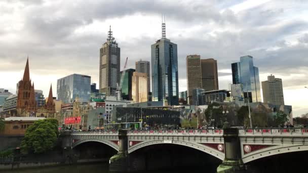MELBOURNE - 8 de setembro de 2018: Vista panorâmica do horizonte de Melbourne ao pôr-do-sol — Vídeo de Stock