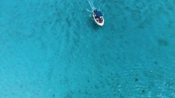 Letecký pohled na pohybující se člun podél skály, Crystal Rock, Mauricius. Zpomalený pohyb — Stock video