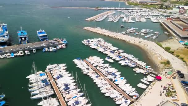 Incredibile vista aerea del bellissimo porto di Pozzuoli nella stagione estiva, Italia. Punto di vista drone — Video Stock