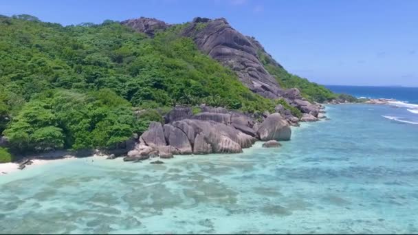 Anse Source Argent, La Digue. Increíble vista aérea desde un dron en un hermoso día soleado - Islas Seychelles — Vídeo de stock