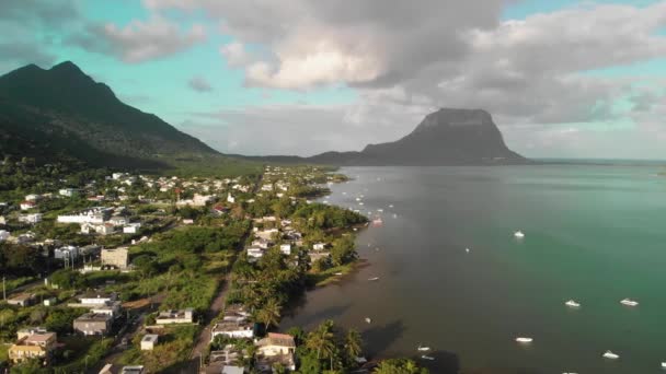 Mauricius, Afrika. Panoramatický letecký pohled z bezpilotního letounu Le Morne Beach — Stock video