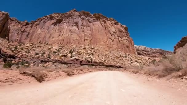 Krydser Canyon i sommersæsonen, udsigt fra forsiden af bilen – Stock-video