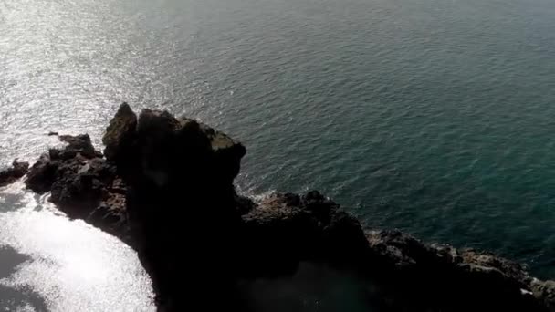 Djupalonssandur skały wzdłuż wybrzeża w sezonie letnim, Islandia. Widok z lotu ptaka perpective — Wideo stockowe