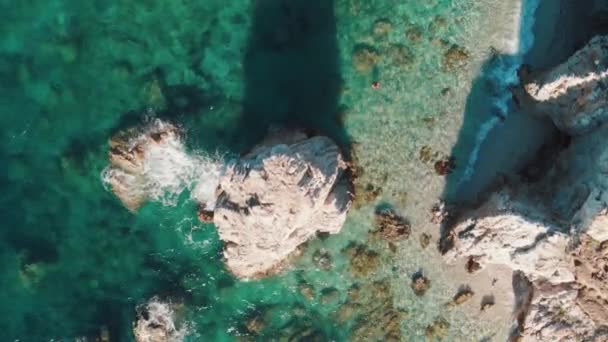 Hermosas rocas en la playa, vista de la isla Elba, Italia. Movimiento lento — Vídeos de Stock