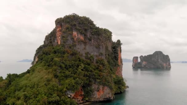 タイのクラビ県にあるコ・エイル島とその周辺の島々。曇りの日の空中風景 — ストック動画
