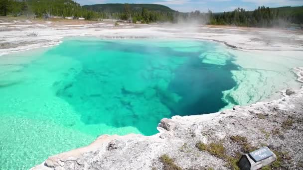 Safir Pool, Biscuit Basin, Yellowstone National Park, Wyoming, USA — Stockvideo