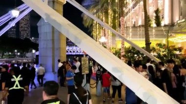 ŞARKI - 31 Aralık 2019: Turistler havai fişek gösterisinden önce şehrin sokaklarında yılın son gününün tadını çıkarıyorlar