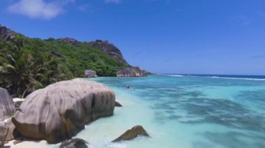 La Digue 'deki güzel Seyşeller Sahili - Anse Kaynak Argent' ın havadan görünüşü