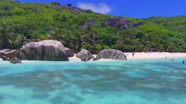 La Digue 'deki güzel Seyşeller Sahili - Anse Kaynak Argent' ın havadan görünüşü