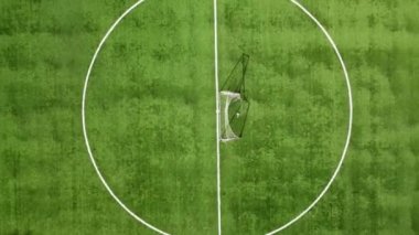 Futbol sahasının yukarıdan görünüşü. Spor konsepti, açık hava aktivitesi ve spor konsepti