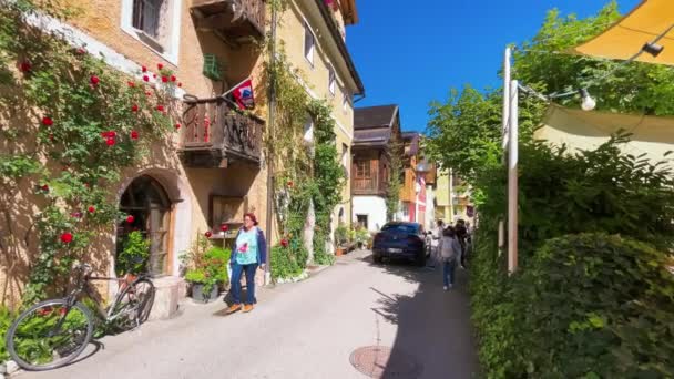 HALLSTATT, AUTRICHE - 3 SEPTEMBRE 2021 : Les touristes profitent des rues de la ville par une belle journée d'été. — Video