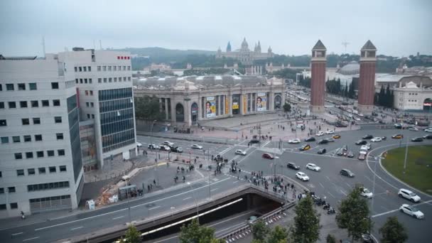 БАРСЕЛОНА - 11 мая 2018 года: Вид с воздуха на площадь Испании и городское движение — стоковое видео