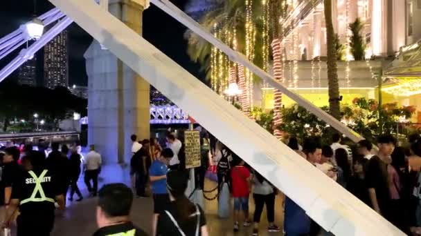 SINGAPUR - 31 DE DICIEMBRE DE 2019: Los turistas disfrutan del último día del año por las calles de la ciudad antes del espectáculo de fuegos artificiales — Vídeos de Stock