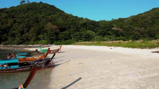 PHI PHI DON, TAILANDIA - 24 DE DICIEMBRE DE 2019: Barcos de cola larga al atardecer en Loh Lana Bay Beach — Vídeos de Stock