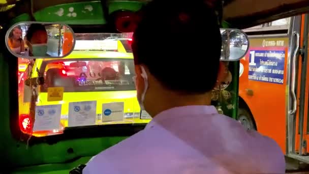 BANGKOK, TAILÂNDIA - 14 DE DEZEMBRO DE 2019: Tráfego de cidade à noite como visto de um TukTuk em movimento — Vídeo de Stock