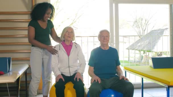 Elderly couple in rehab facility making physical exercises. Active seniors — Stock Video