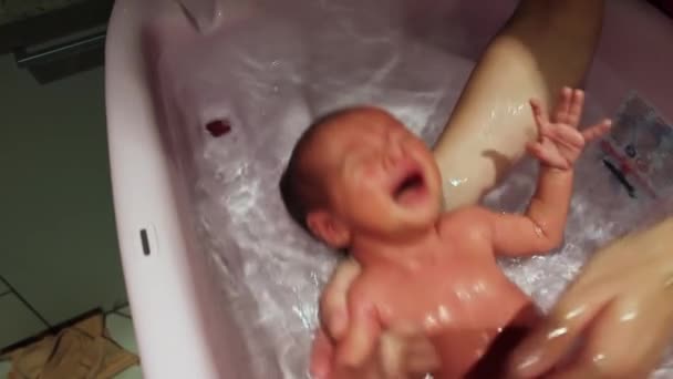 Bebé recién nacido haciendo su primer baño en casa — Vídeos de Stock