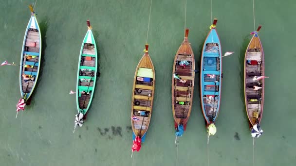 Vista aérea hacia abajo de hermosos barcos de cola larga en el mar de Andamán, Tailandia — Vídeo de stock