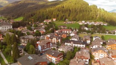 Dobbiaco 'nun güzel panoramik hava manzarası. Gökyüzünden Toblach, yaz mevsiminde İtalyan Alpleri