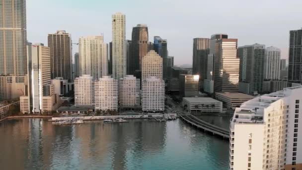 Atemberaubende Skyline der Innenstadt von Miami von Brickell Key an einem sonnigen Morgen, Florida in Zeitlupe — Stockvideo