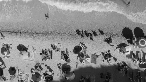 Hermosa vista aérea de la playa de Sansone, Isla Elba. Movimiento lento — Vídeo de stock