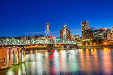 PORTLAND, OR - 18 AĞUSTOS 2017: Şehir geceleri ışıkların nehir yansımaları ile inşa edilir