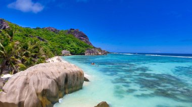 Anse Kaynak Argent, La Digue. Güneşli bir günde İHA 'dan inanılmaz bir hava manzarası Seyşeller Adaları