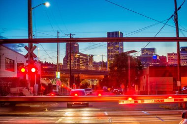 PORTLAND, OR - 18 AĞUSTOS 2017: Demiryolu Geceleri yanıp sönen ışıklarla kesişiyor