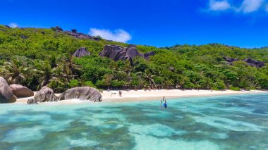 Anse Kaynak Argent, La Digue. Güneşli bir günde İHA 'dan inanılmaz bir hava manzarası Seyşeller Adaları