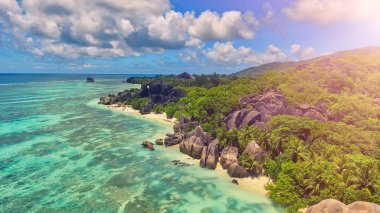 La Digue Anse Kaynak Argent Sahili 'nin insansız hava aracı görüntüsü Seyşeller.